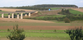 Die Autobahnbrücke über das Tal mit 2 Brücken über die Autobahn